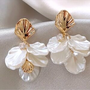 New Adorable shell golden and white dangle earrings.